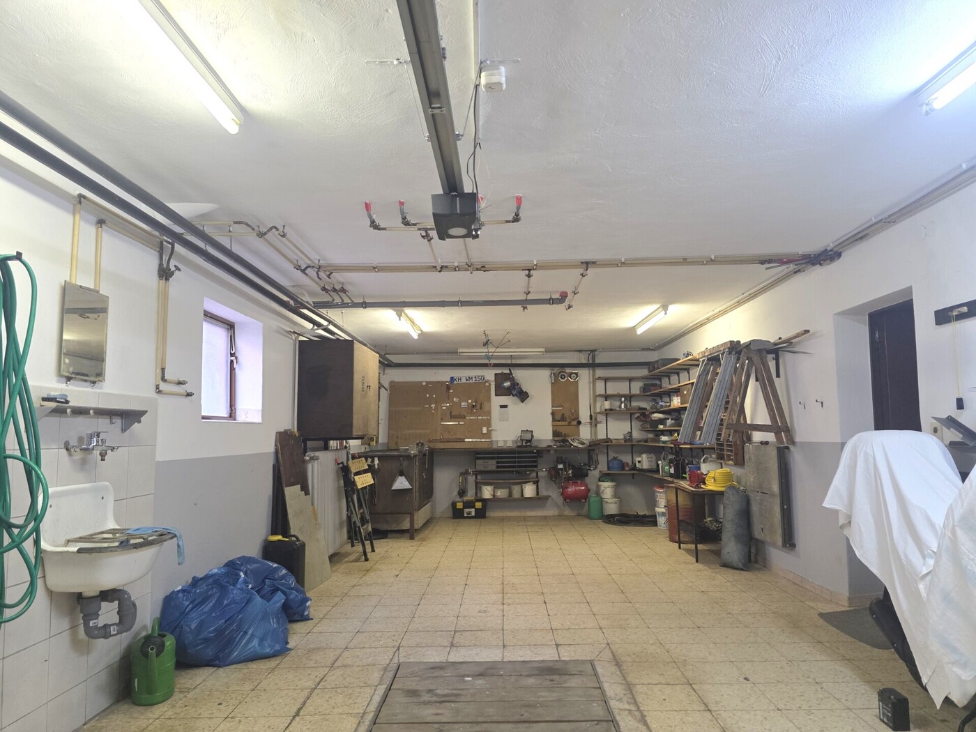 Große Garage mit Zugang ins Haus