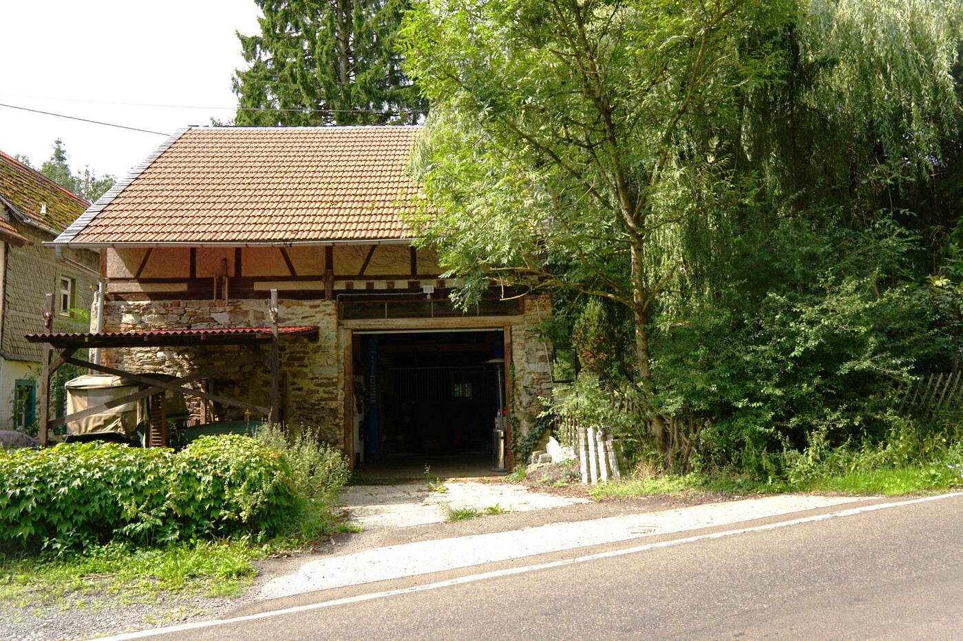 Zufahrt Stallungen von der Straße aus