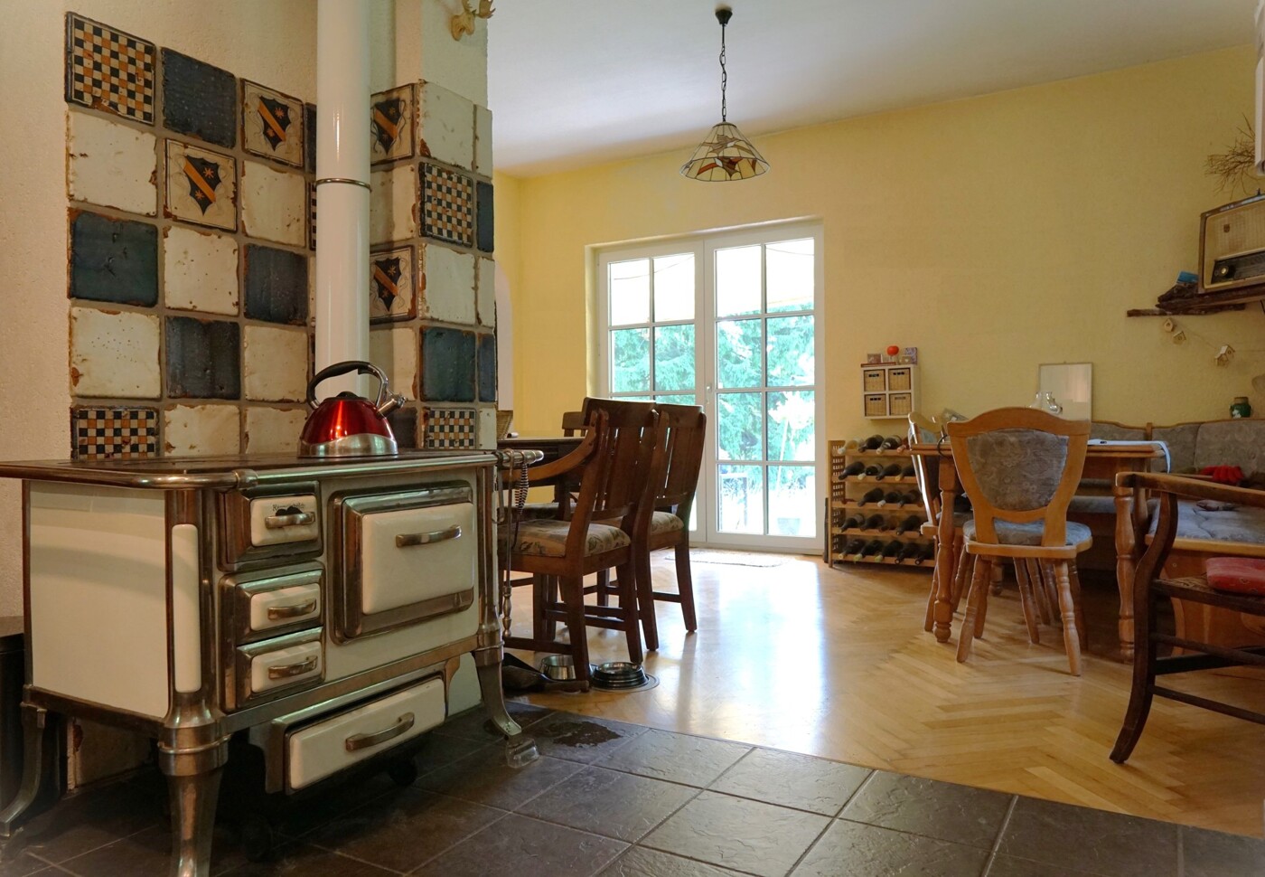 Schöner Ofen in der Küche mit Blick ins Esszimmer