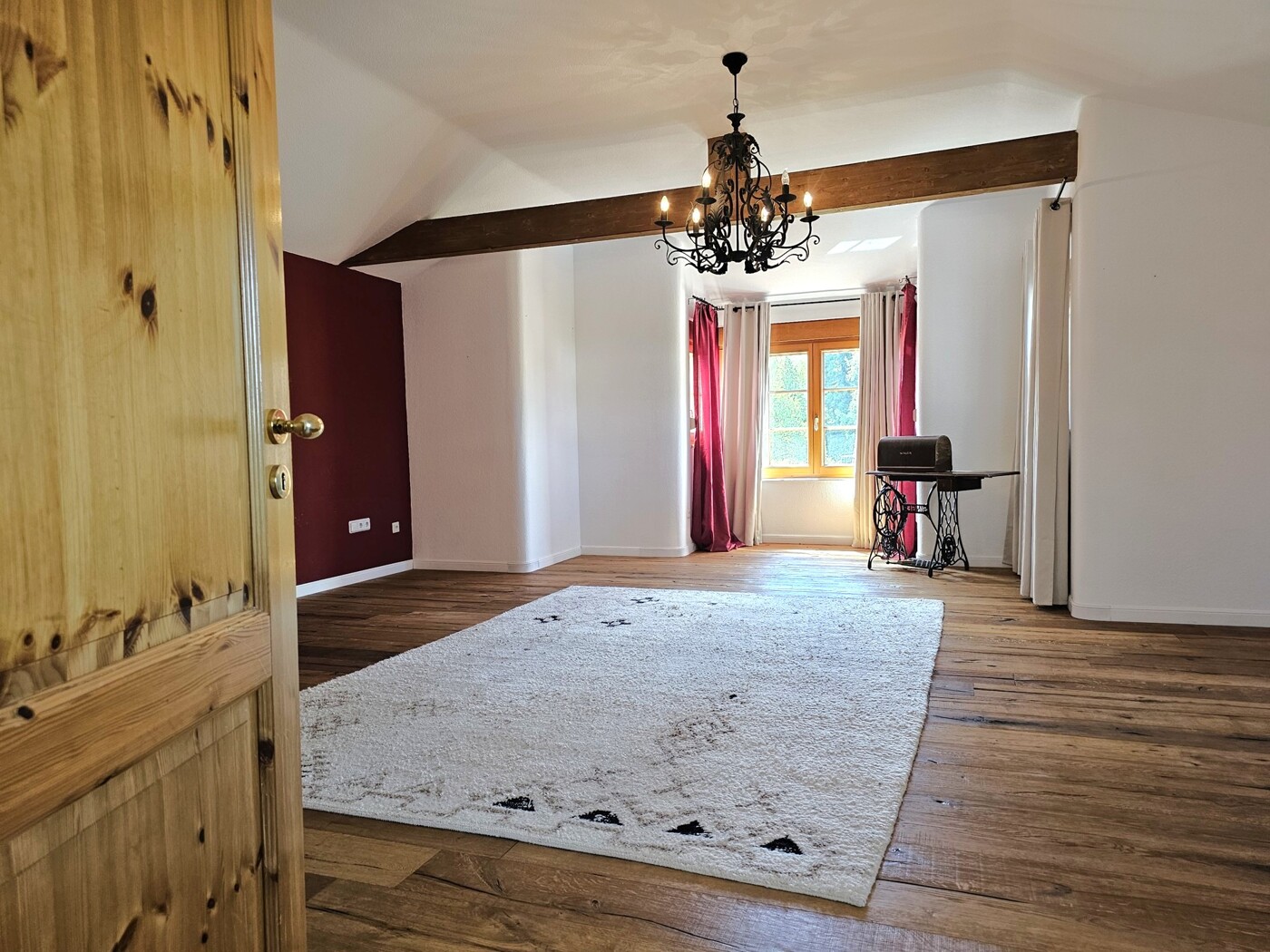 großzügiges Schlafzimmer