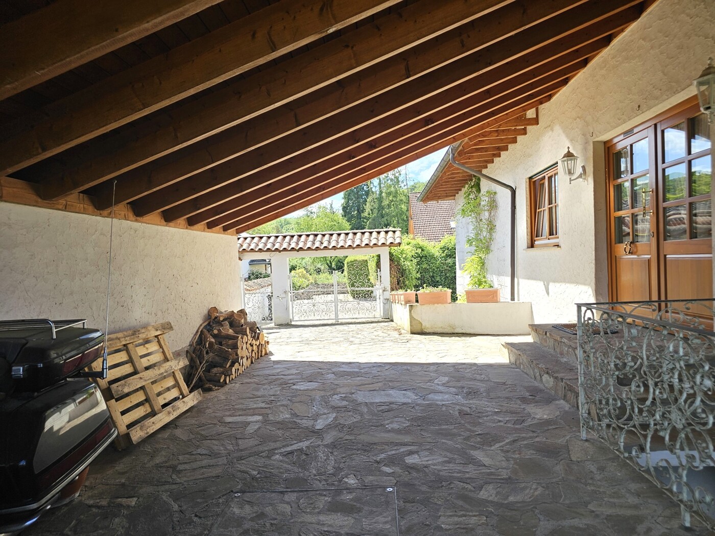 Innenhof mit Carport
