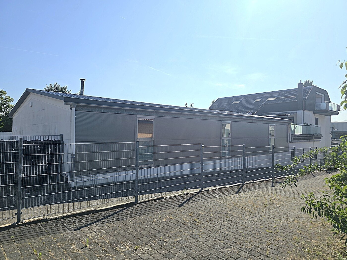 Seitenansicht vom Nachbargrundstück