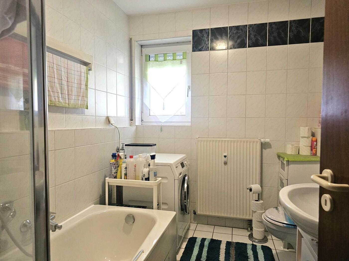 Tageslichtbad mit Wanne