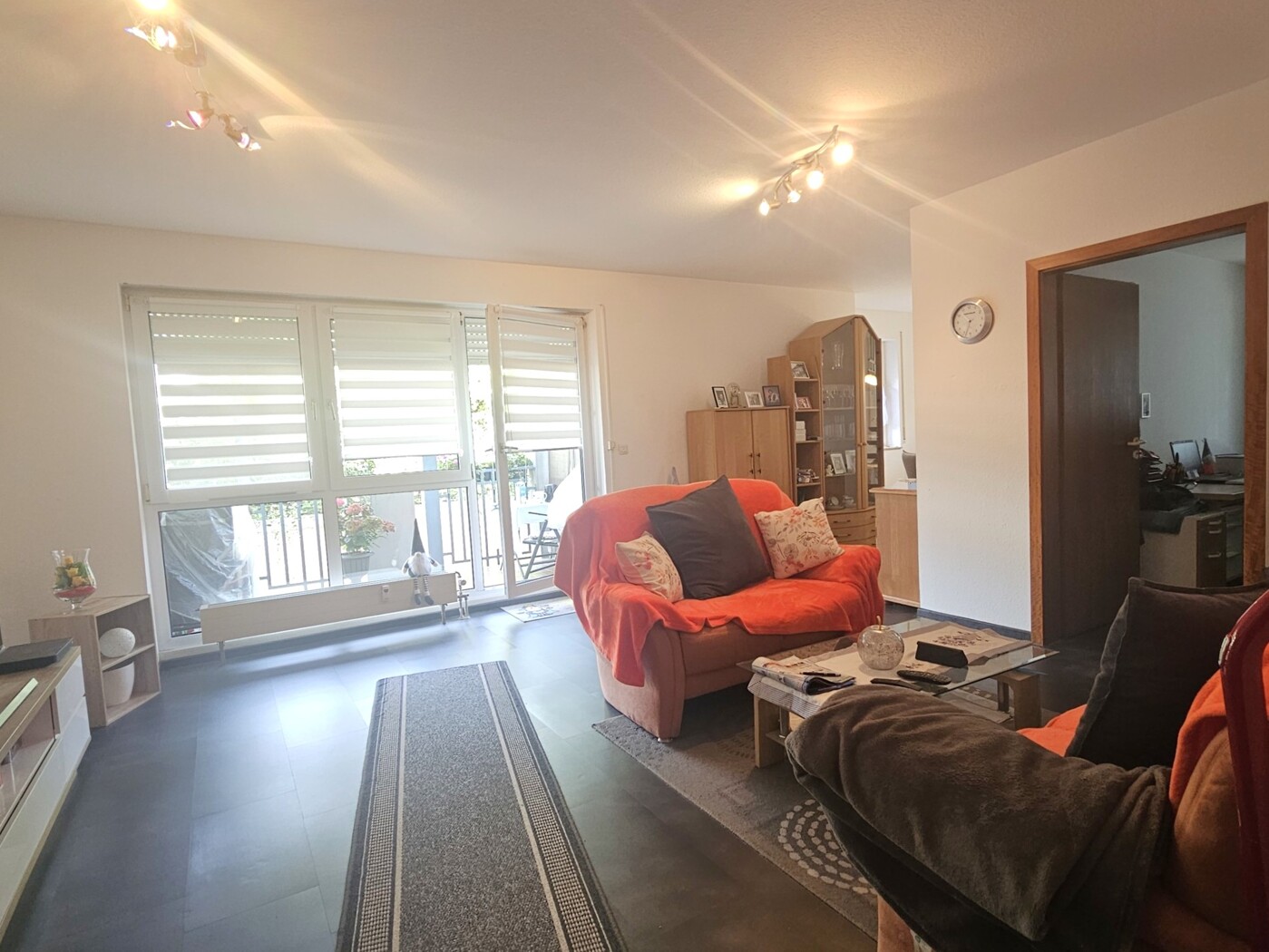 großzügiges Wohnzimmer