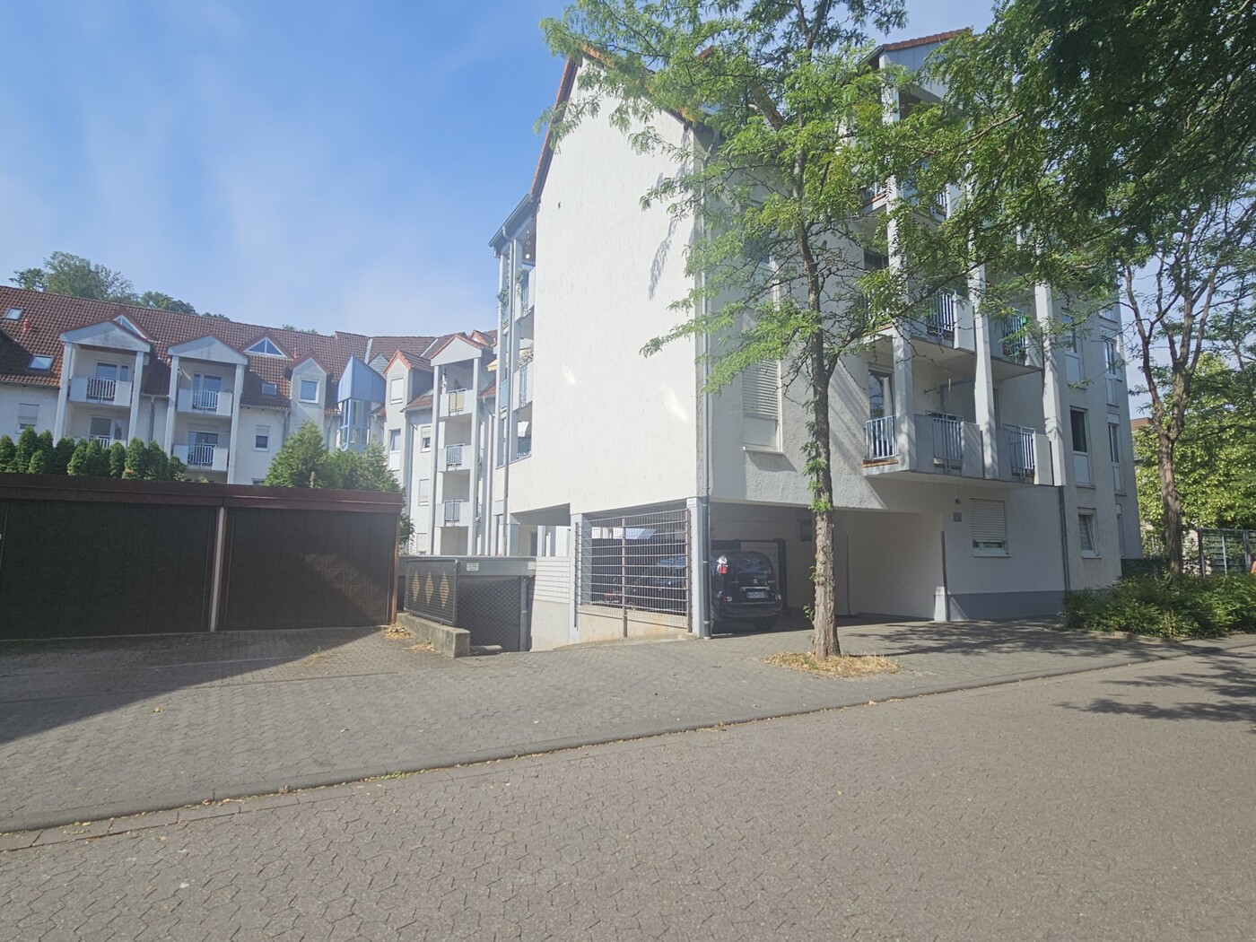 Außenansicht mit Aufahrt TG