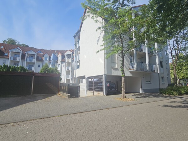 Außenansicht mit Aufahrt TG