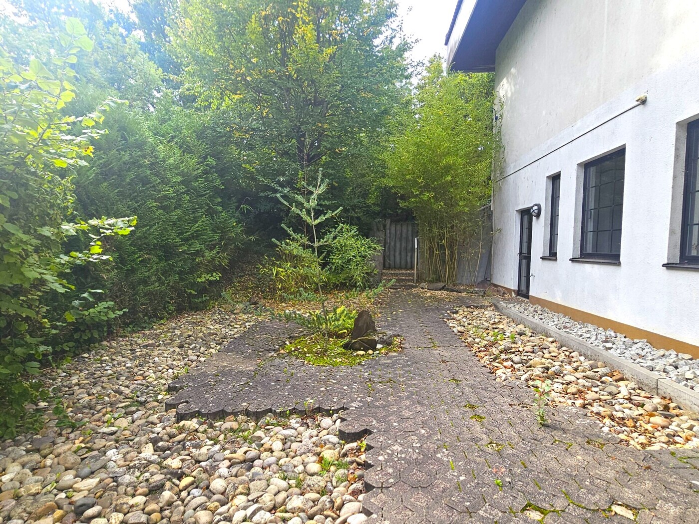 mit viel Platz für Sitzgelegenheiten