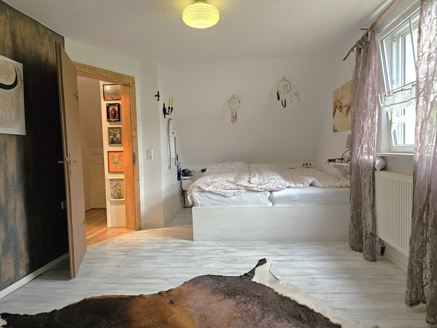 großzügiges Schlafzimmer