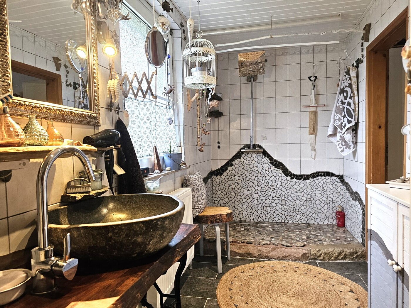 mit großer Dusche