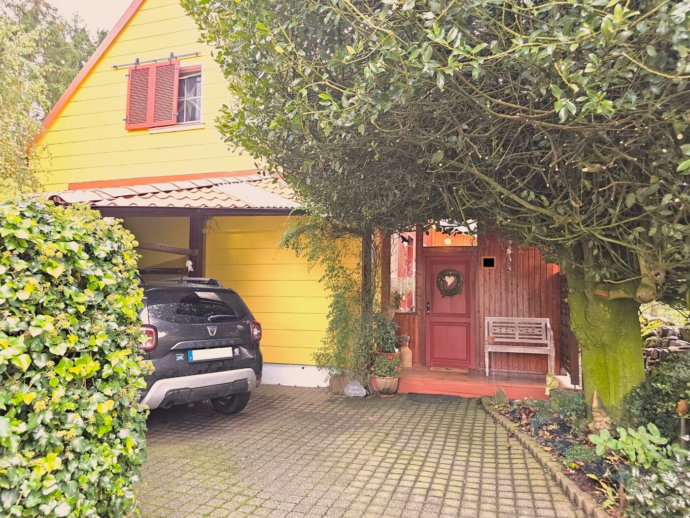 Einfahrt zum Carport