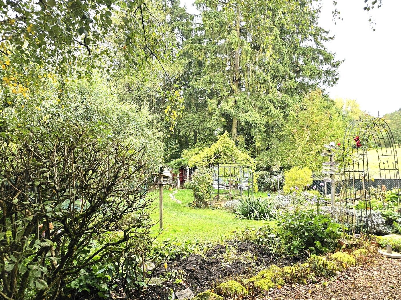 schön angelegter Garten mit Teich
