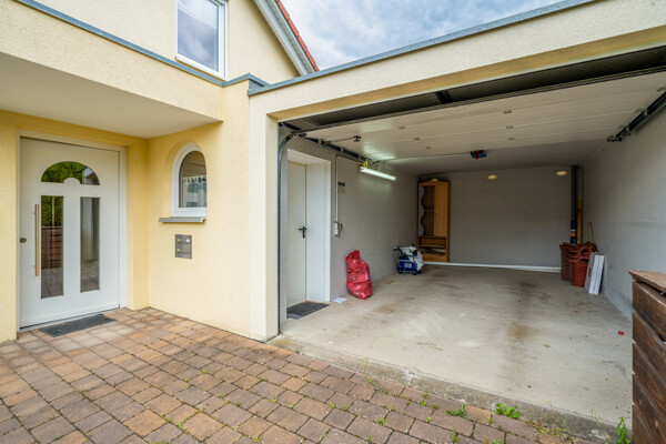 Garage mit Zugang direkt ins Haus