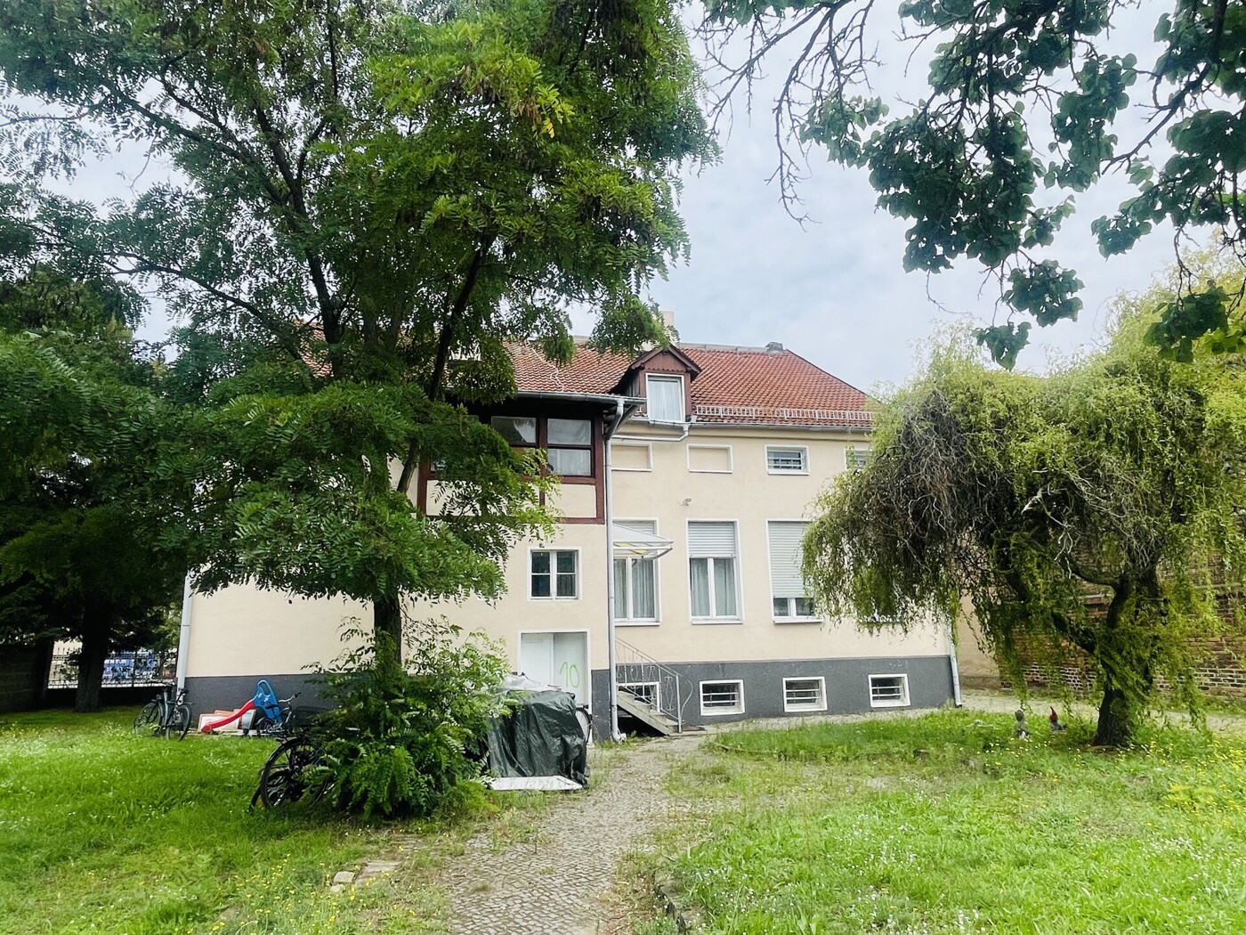 Rückseite vom MFH - Gartenbereich (Baugrundstück - Erweiterung)