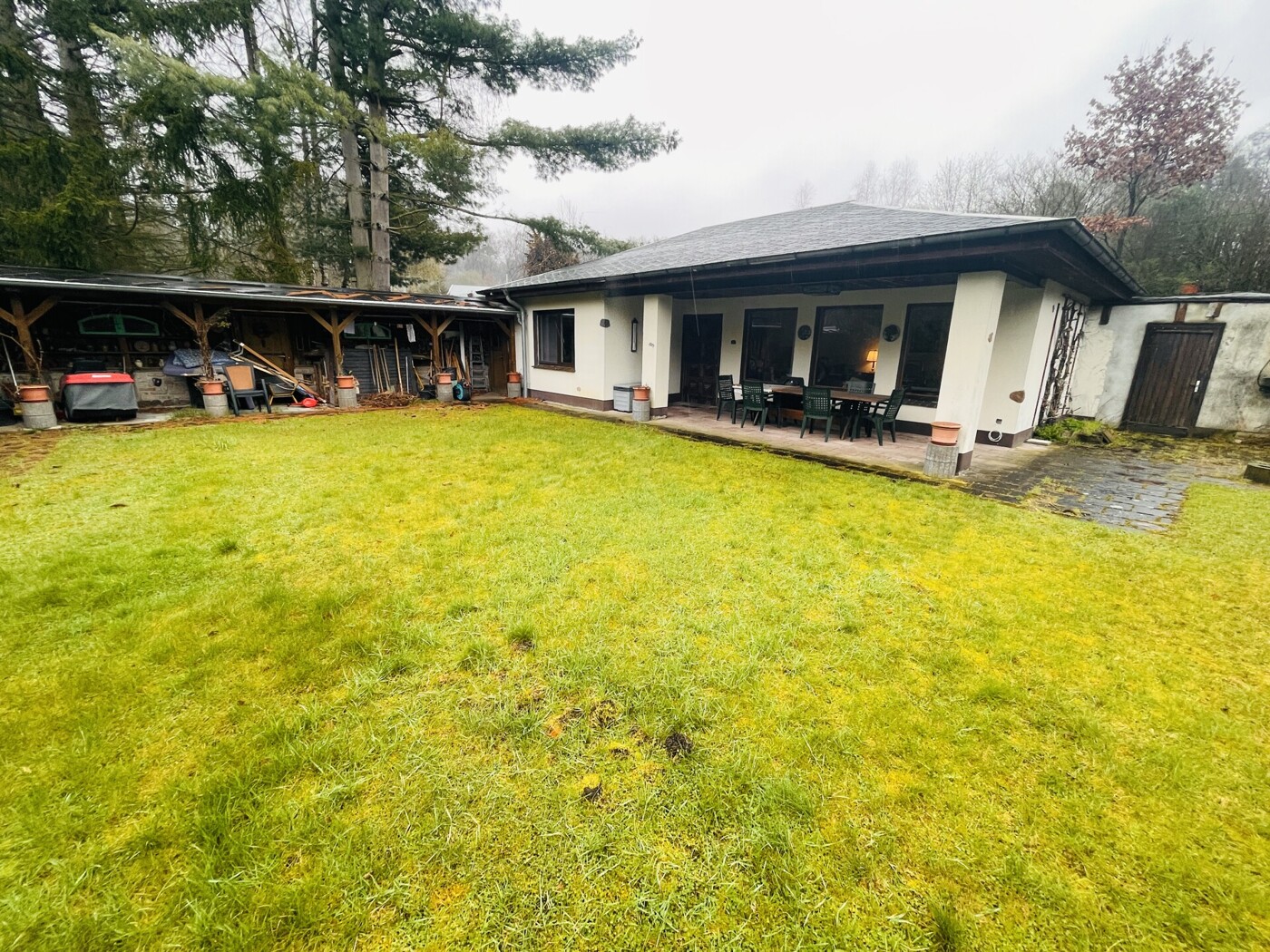 Bungalow - Frontansicht in Blick Richtung Terrasse
