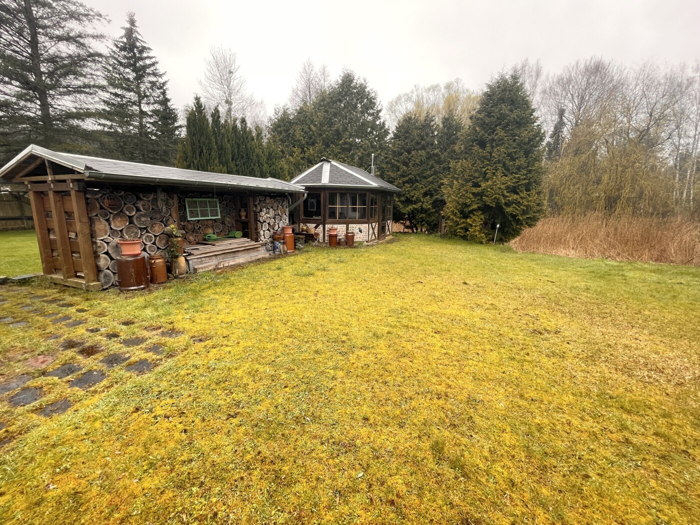 Blick in Richtung Kaminshaus/Gästehütte