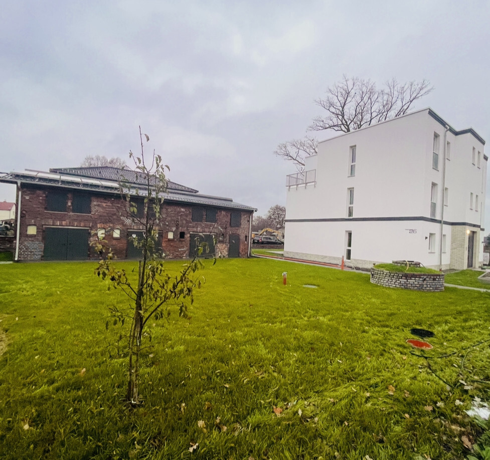 Blick in Richtung Nebengebäude mit 4 Schuppen & 2. MFH (hinten links)