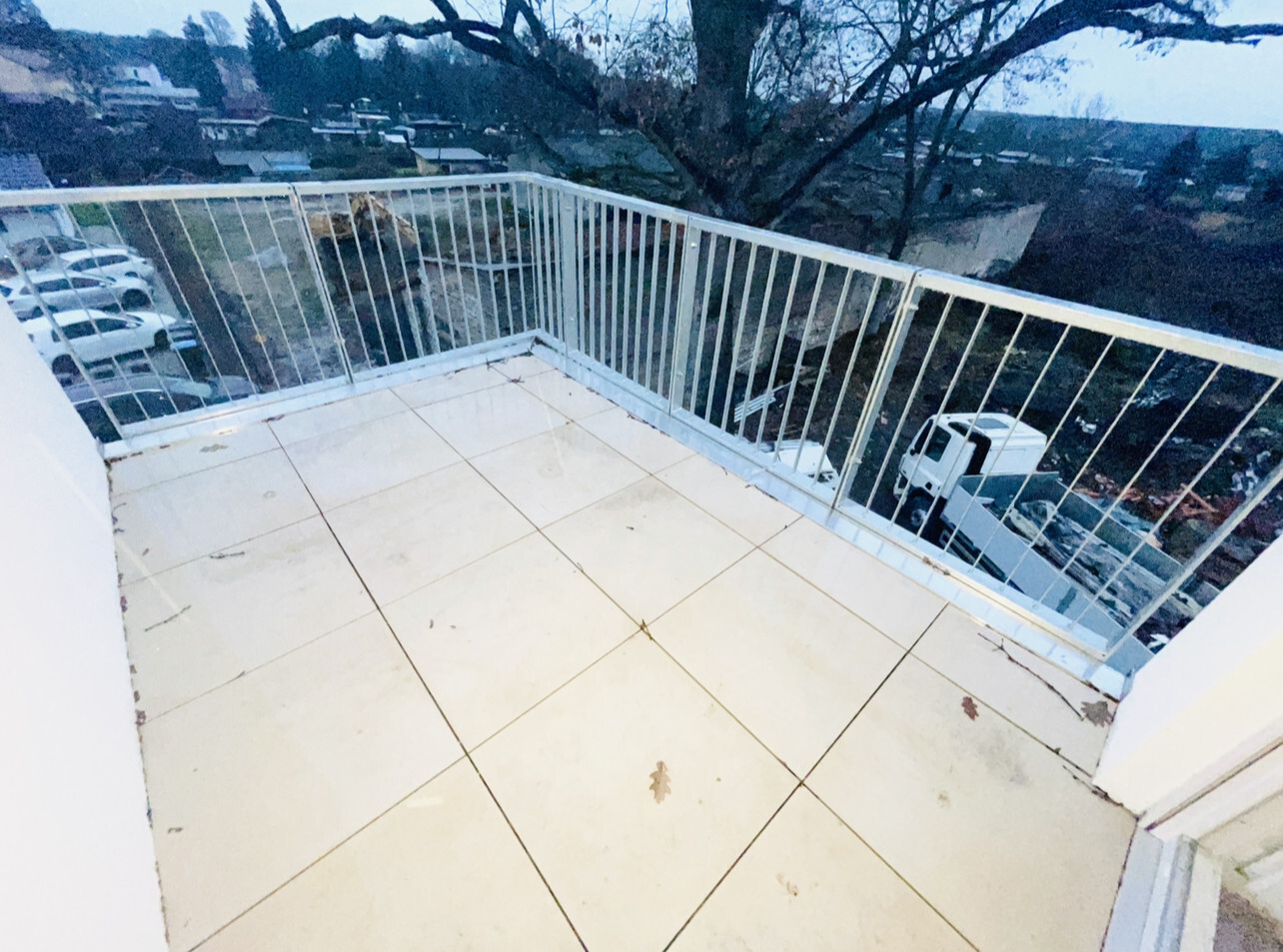 Blick in Richtung 2. MFH - Terrasse - WE 1.OG
