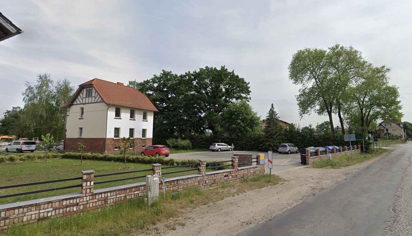 Frontansicht zum Grundstück mit den 4 - MFH