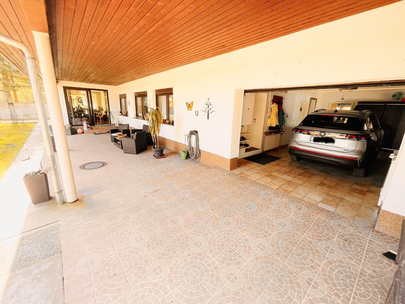 Blick in Richtung Terrassenbereich / Garage