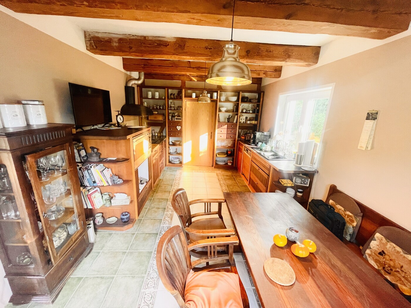 Küchenbereich & Vorratskammer