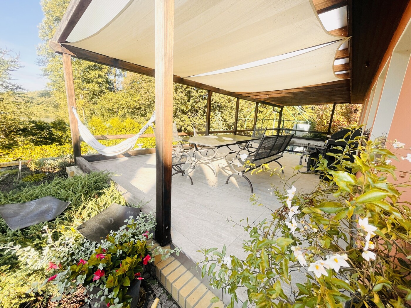 Terrassenbereich - in Blick in Richtung See