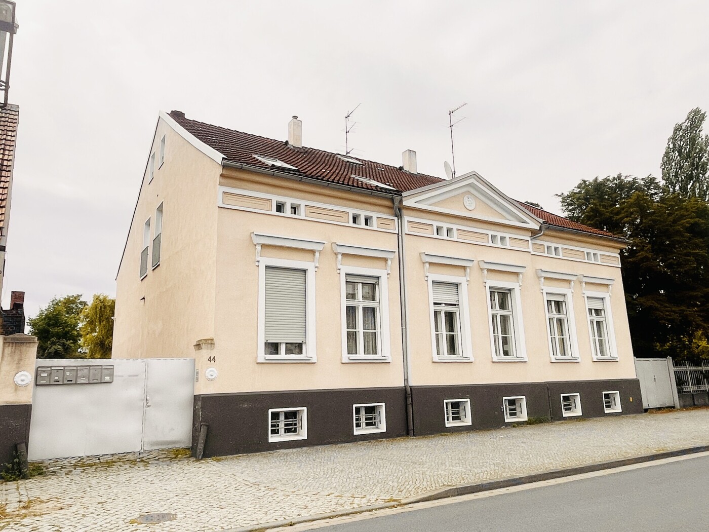 Frontansicht MFH - Zufahrten (Links & Rechts)