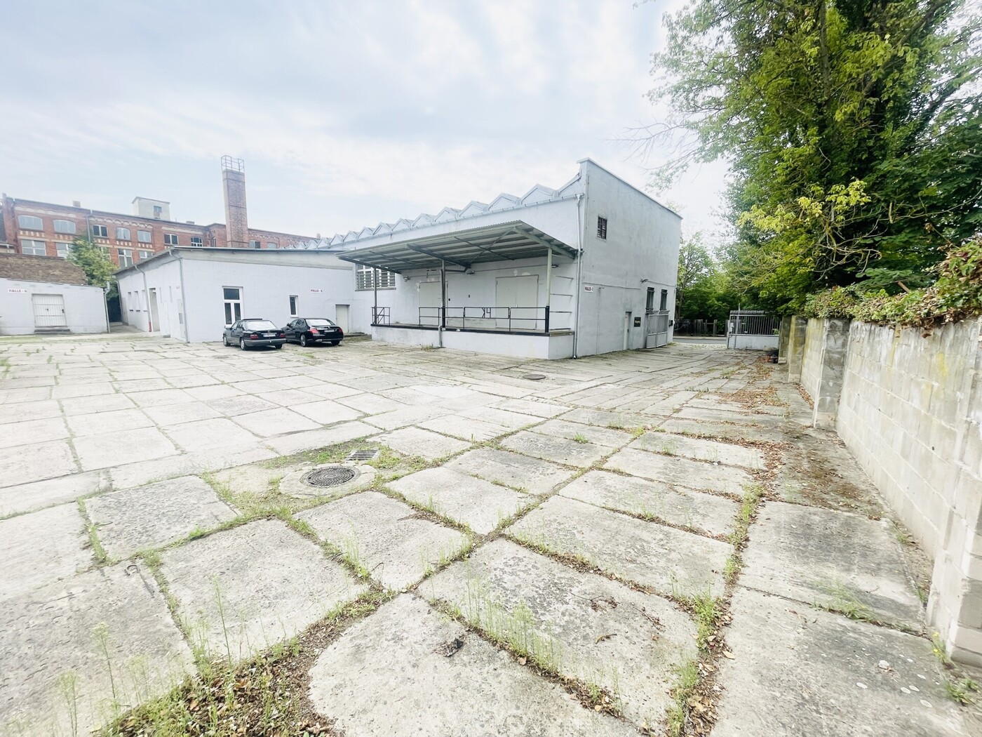 Blick in Richtung Einfahrt/Ausfahrt & Halle 1, 2 & 6