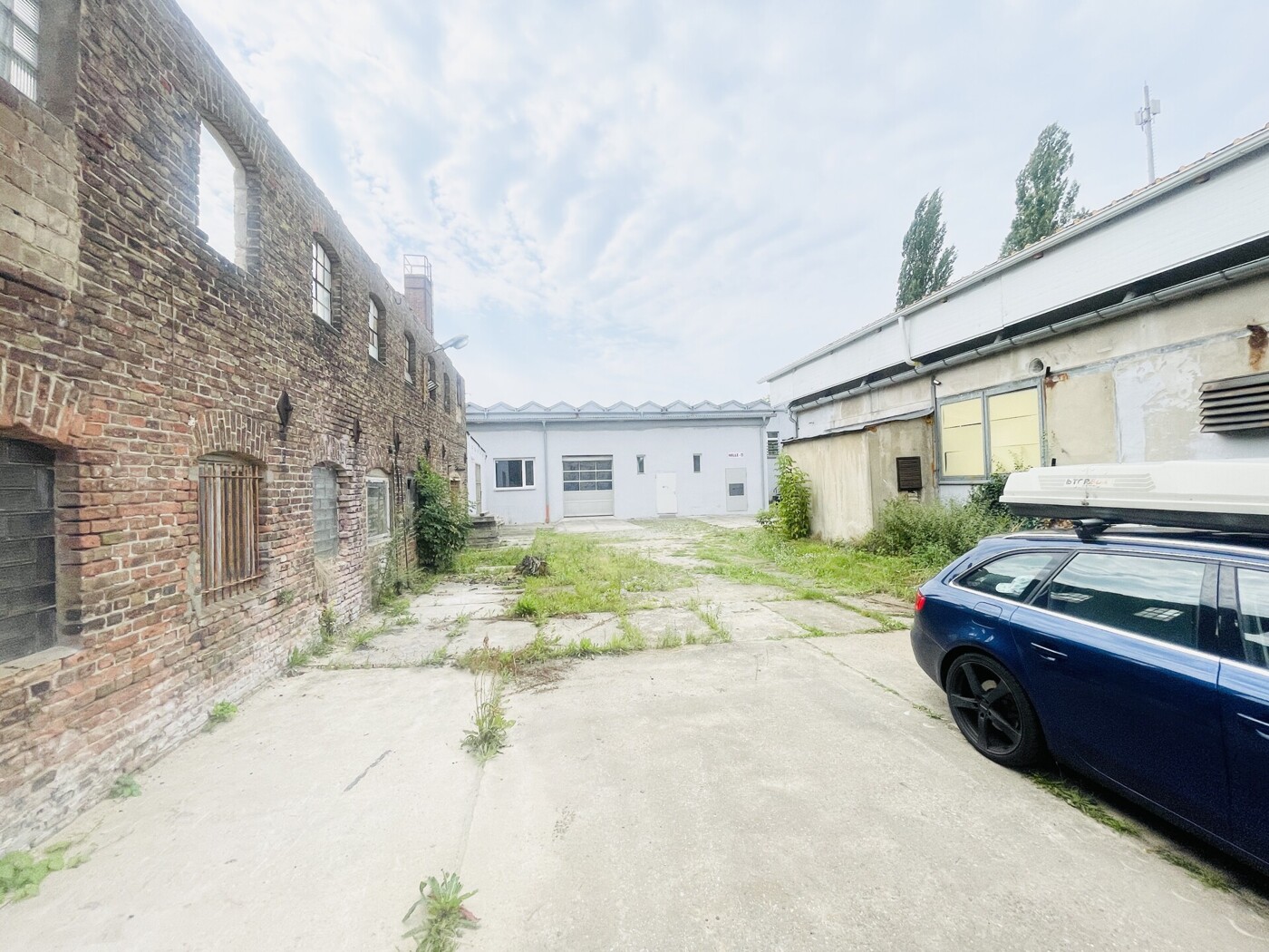 Blick in Richtung Halle 6 und Nebengebäude 1