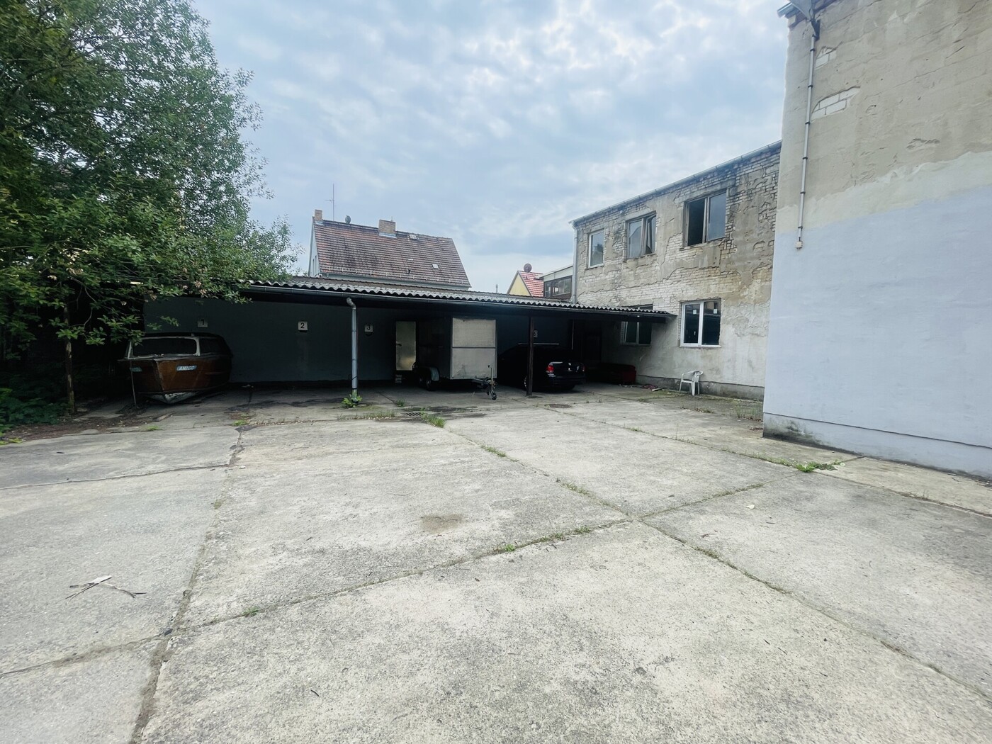 Blick in Richtung Carport für mehrere PKW´s