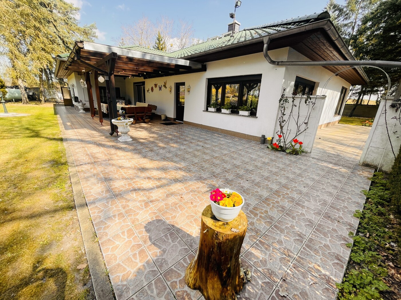 Terrassenbereich - Rückseite vom Bungalow