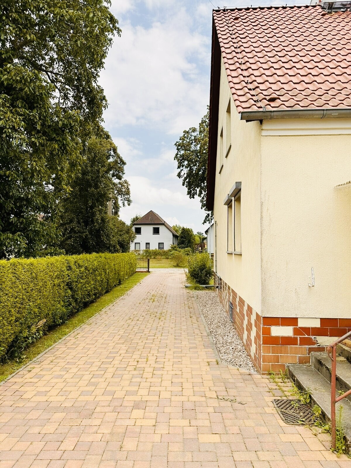 Frontansicht - Blick in Richtung - Ausfahrt