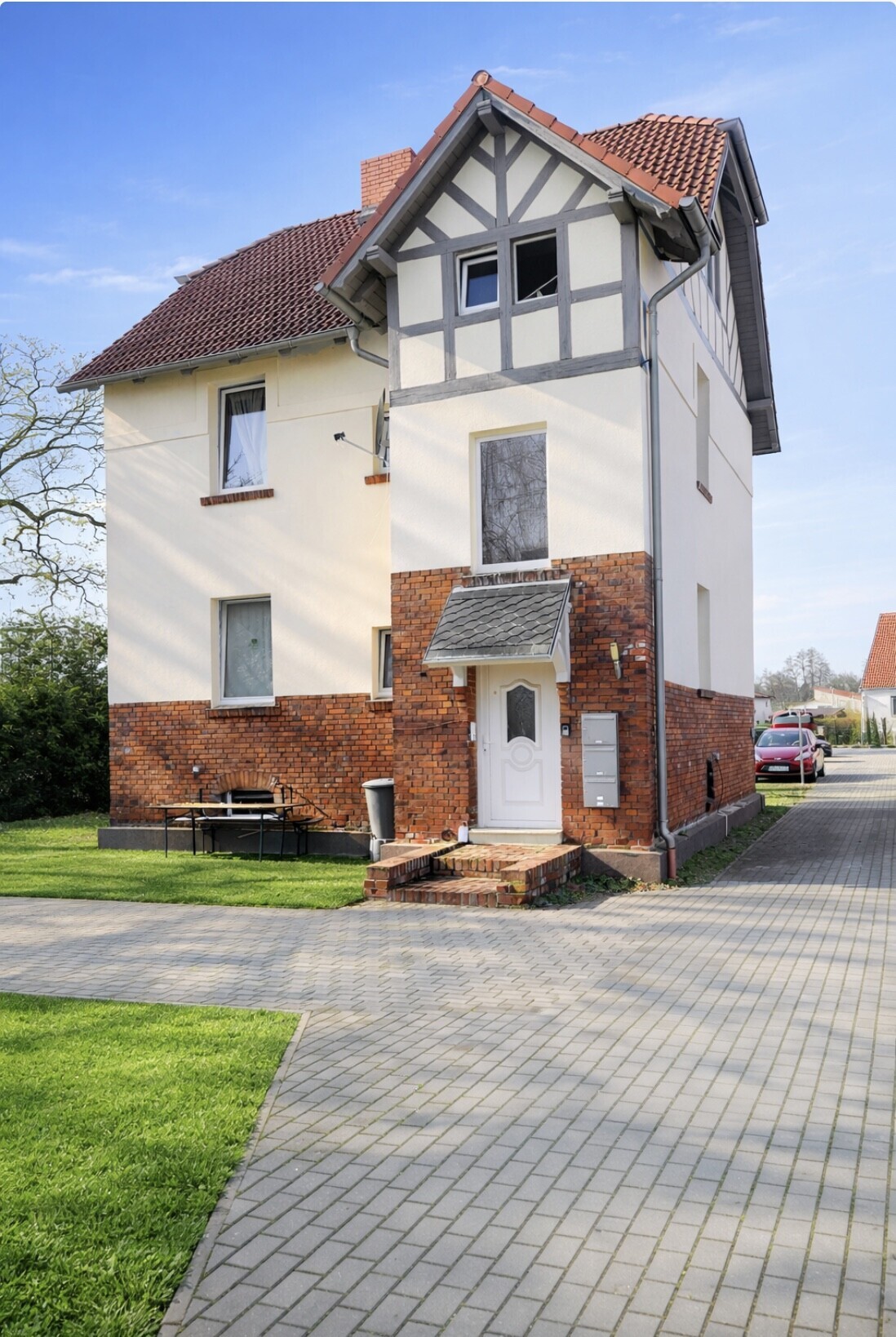 Ansicht in Richtung saniertes-MFH