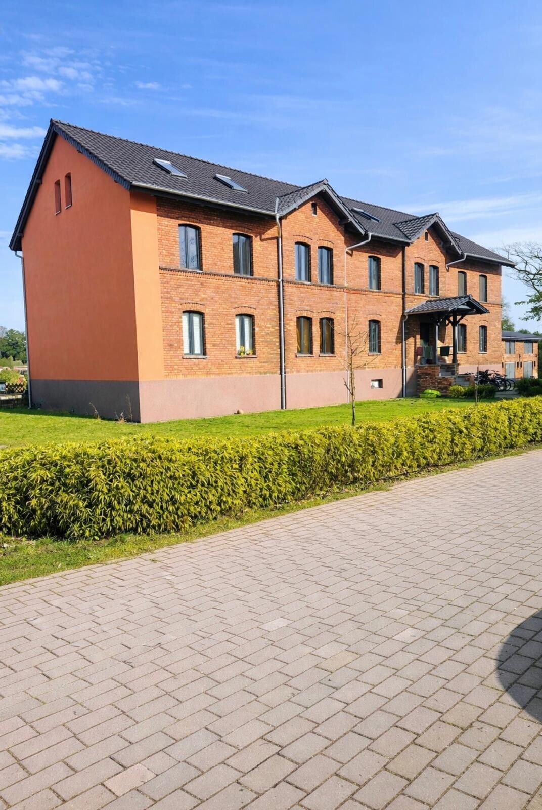 Ansicht in Richtung saniertes-MFH