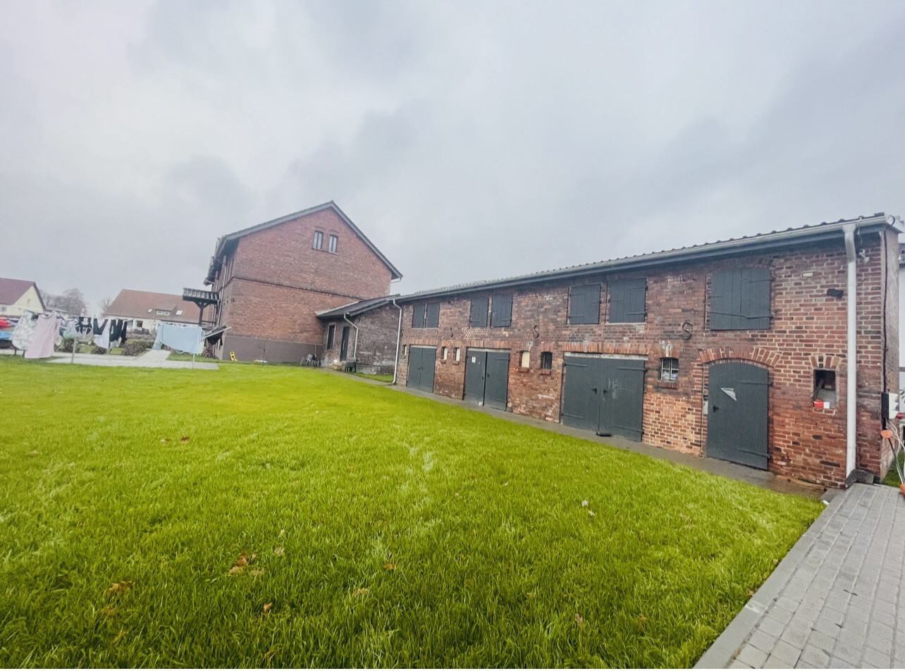 Blick in Richtung  Nebengebäude mit 4 Schuppen 