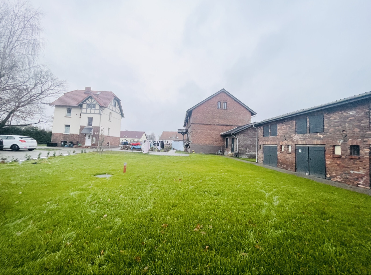 Grundstück in Blick Richtung  - 1. MFH (rechts) + Schuppen & 3.MFH (links)  