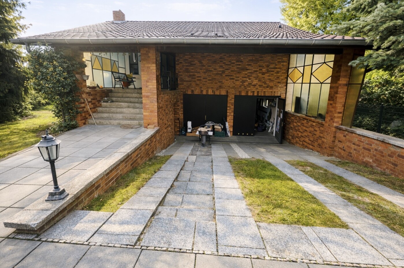 Frontansicht zum Keller & Garagen