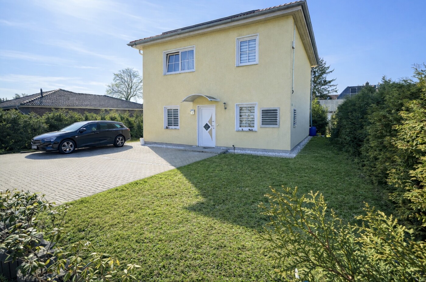 Frontansicht zur Stadtvilla