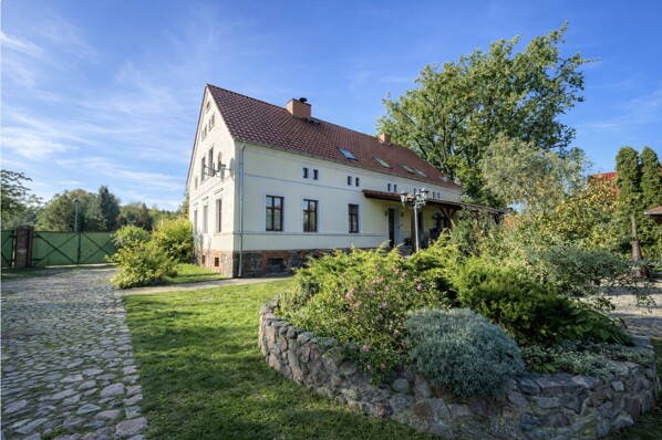 Rückseite - MFH & Blick in Richtung Ein/Ausgangsbereich