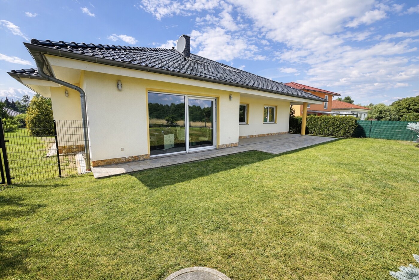 Rückseite - Blick in Richtung Wohnbereich & Terrasse