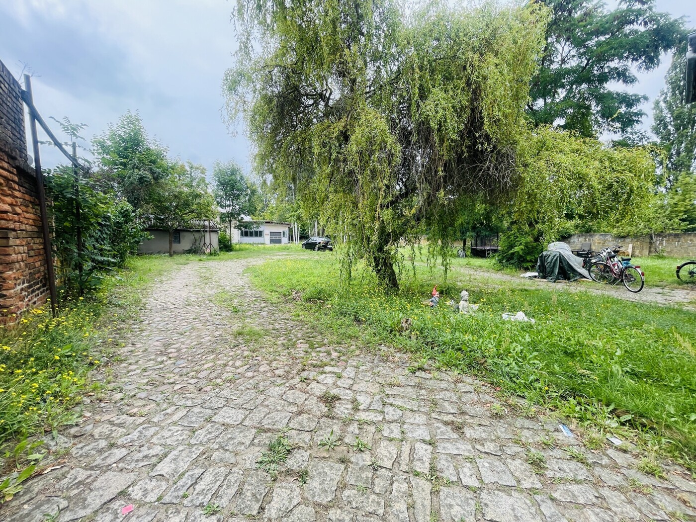 Blick von der Einfahrt kommend, in Richtung Baugrundstück