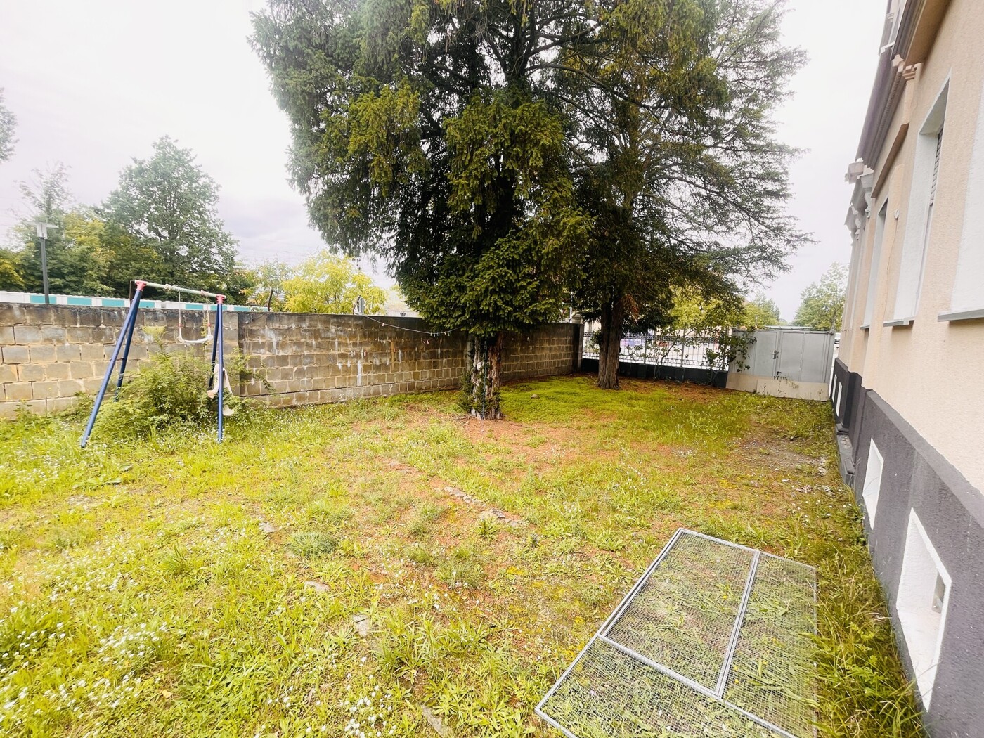 Einfahrt (rechts) zum Grundstück