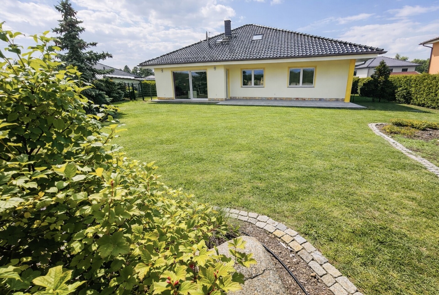 Gartenbereich & Rückseite der Immobilie 