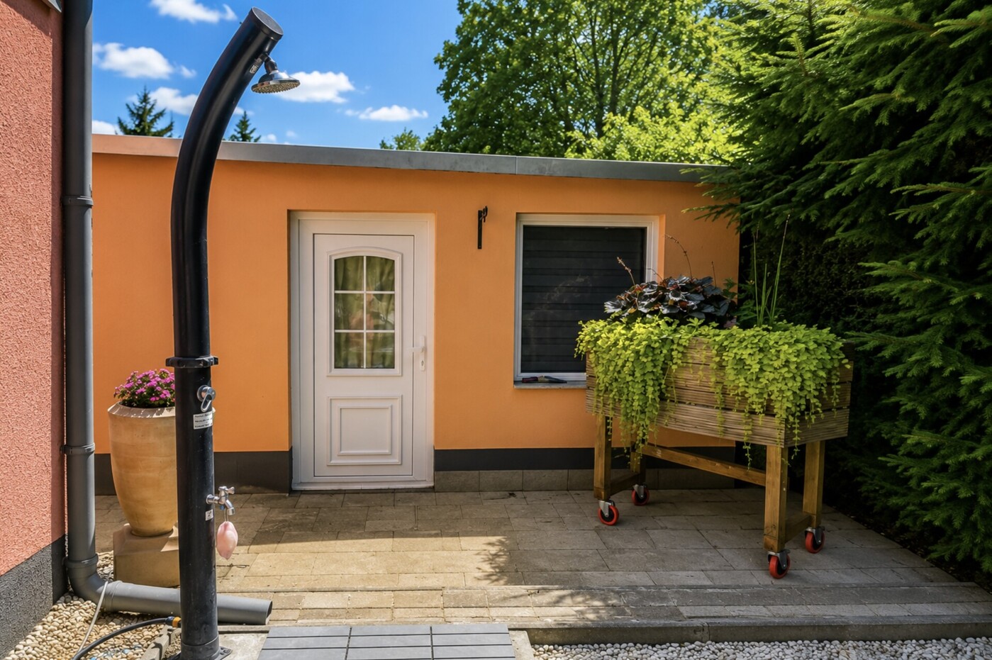 Blick in Richtung Dusche / Garage