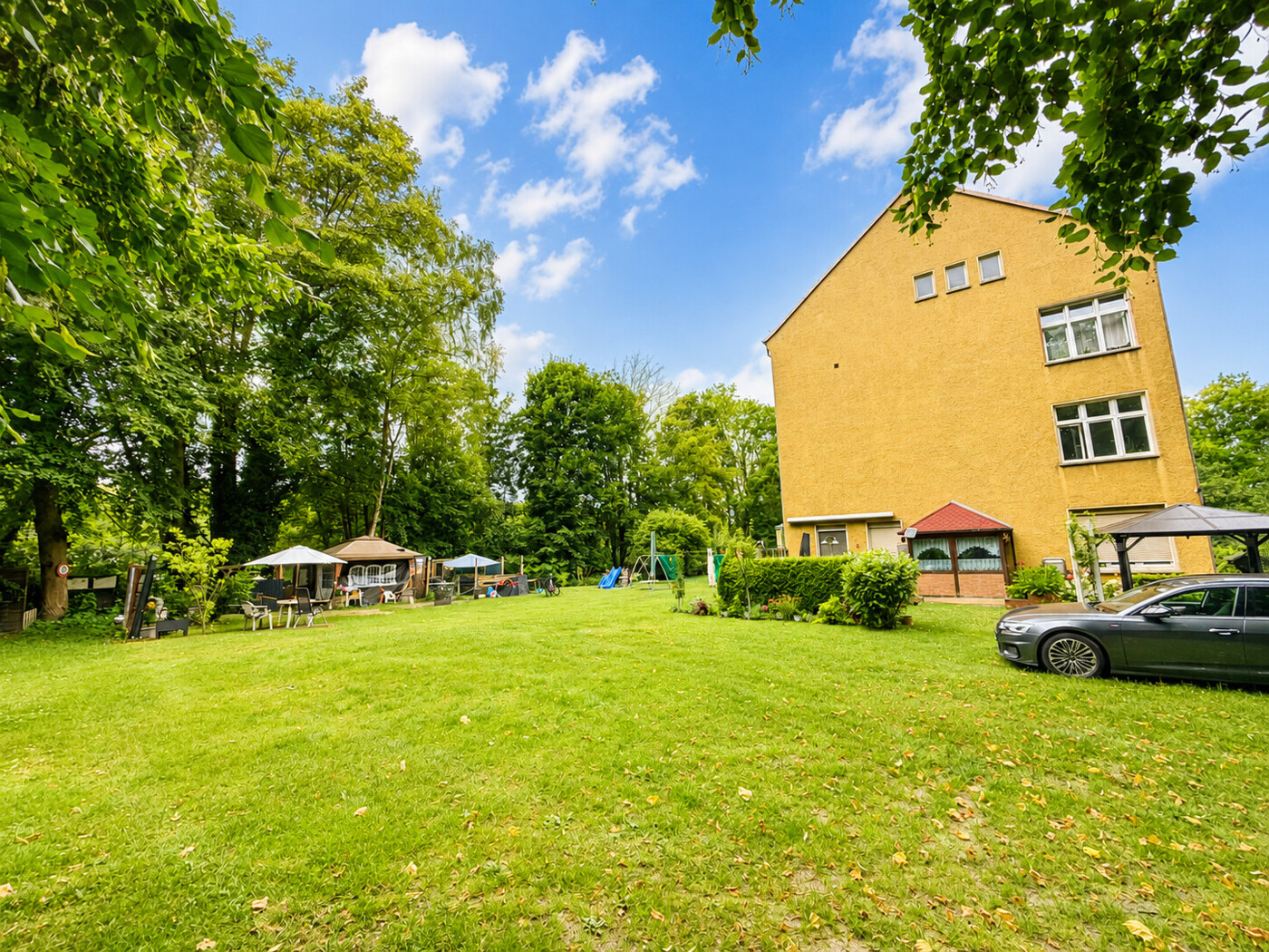 Gartenbereich - Seitenansicht MFH