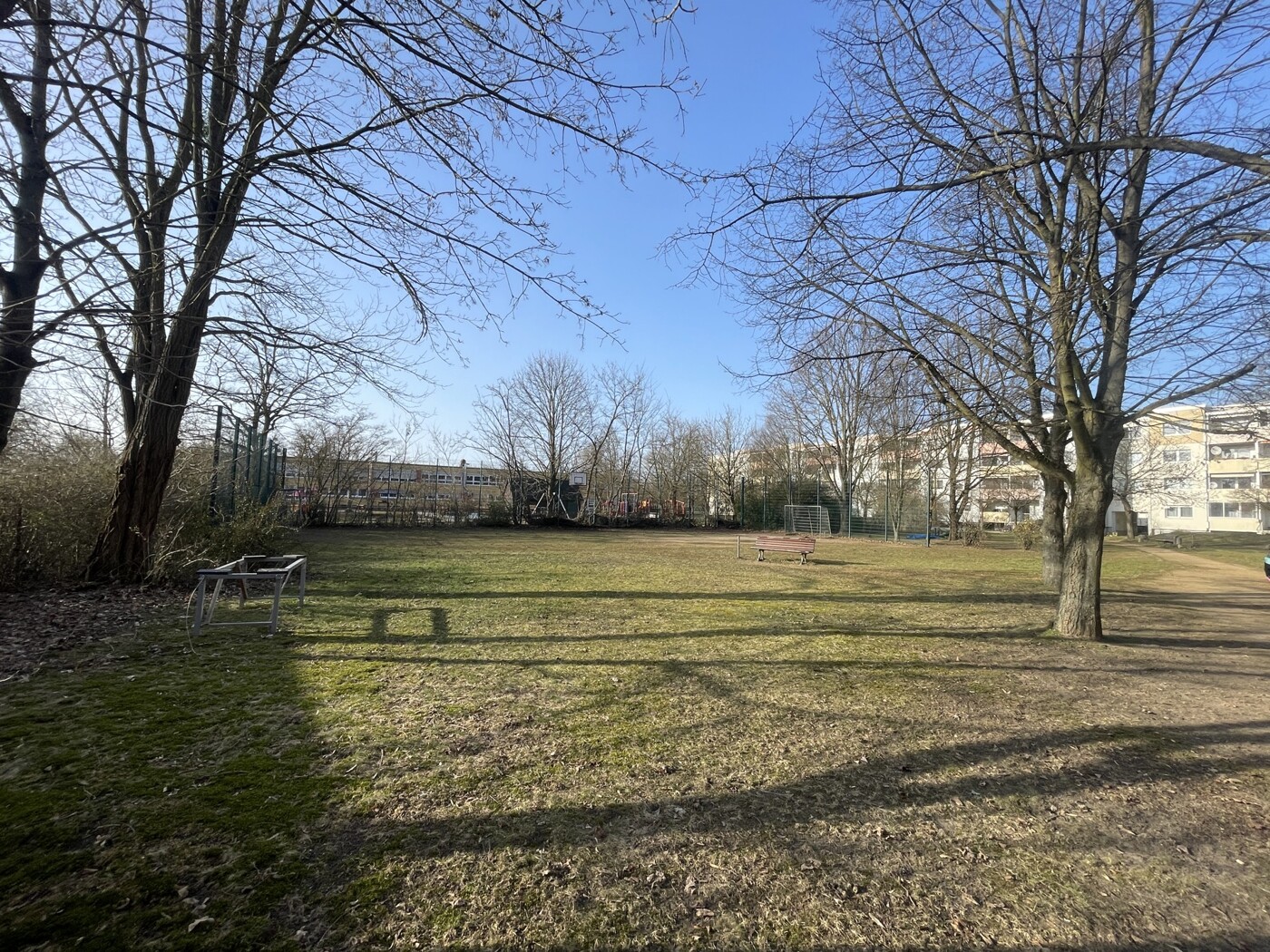 unmittelbar, angrenzende MFH - zur Gewerbehalle