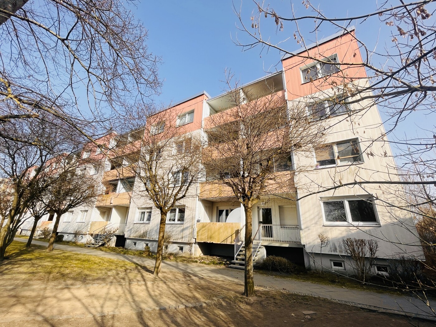 unmittelbar, angrenzende MFH - zur Gewerbehalle