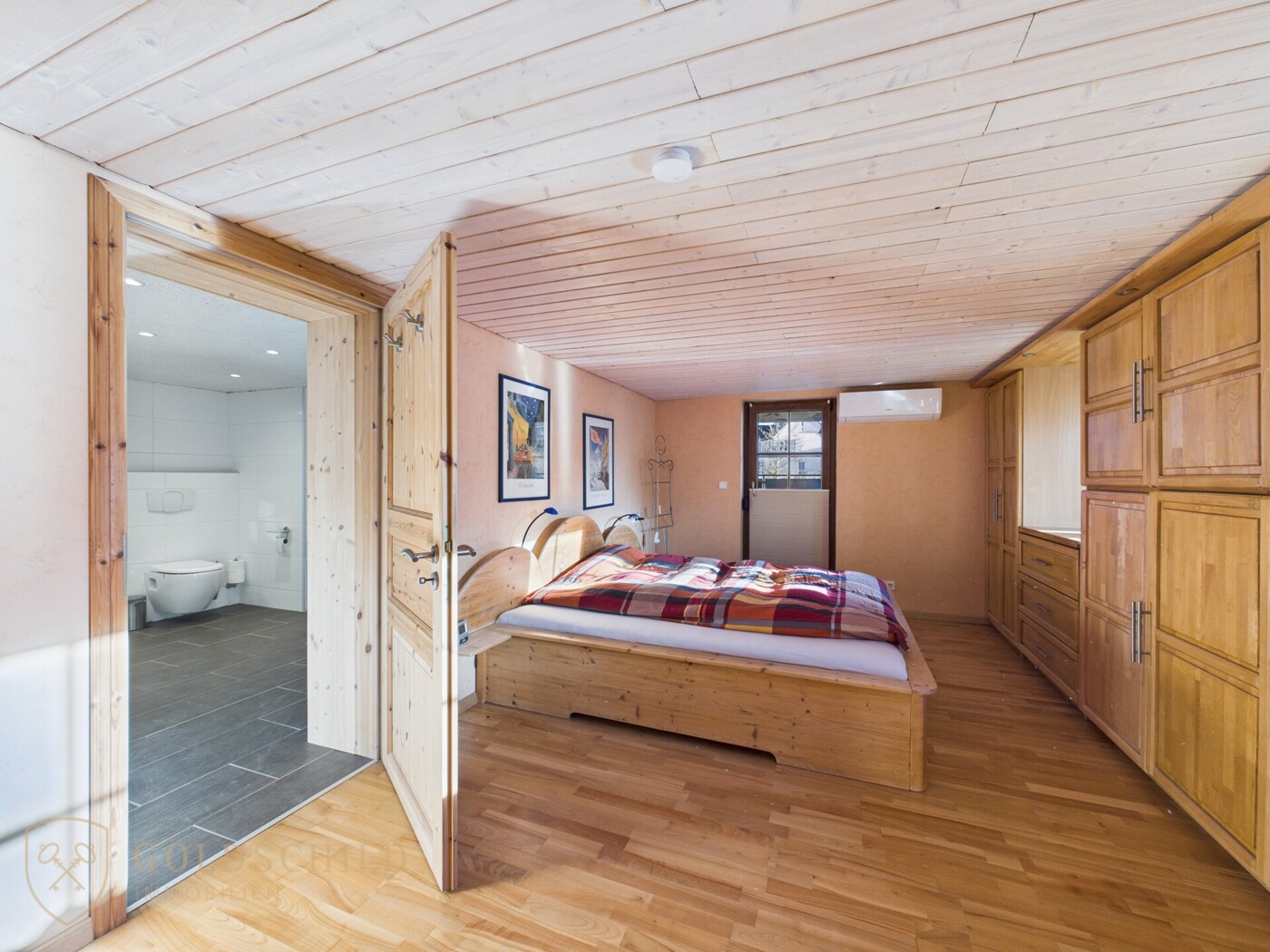 Schlafzimmer mit angrenzendem Bad