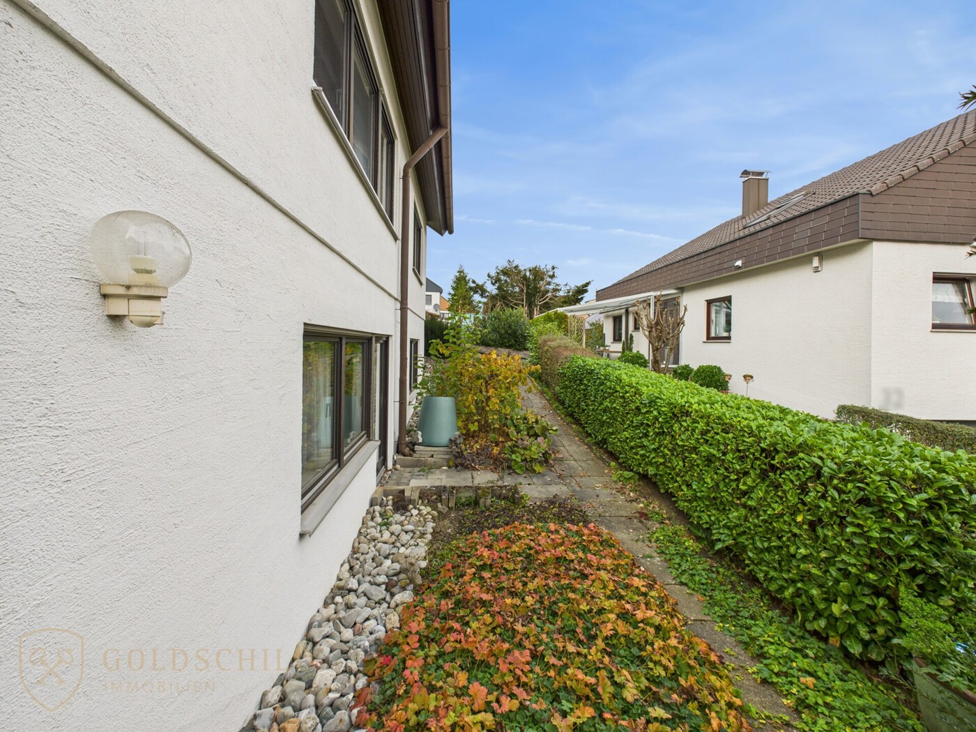 Umlaufender Weg am Haus