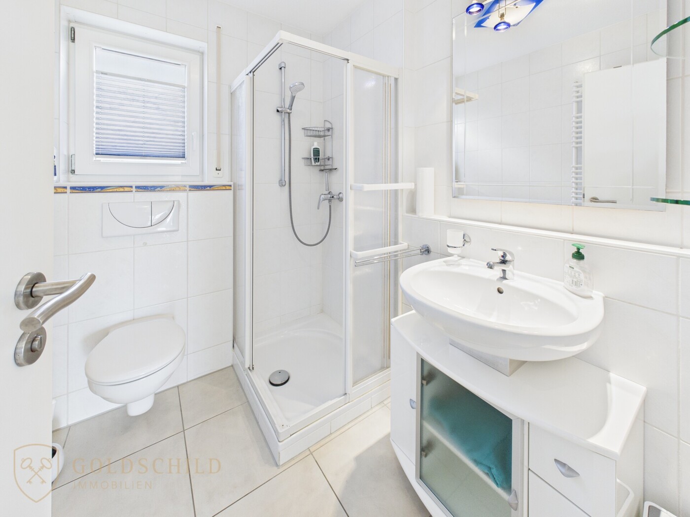 Gästebad mit WC in der Hauptwohnung