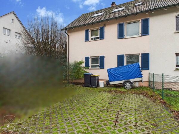 Frontansicht Haus mit Stellplatz